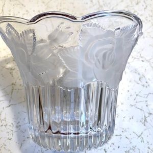 7222 Rose Medallion Crystal Clear And Frosted Dresser Dish Scalloped Top